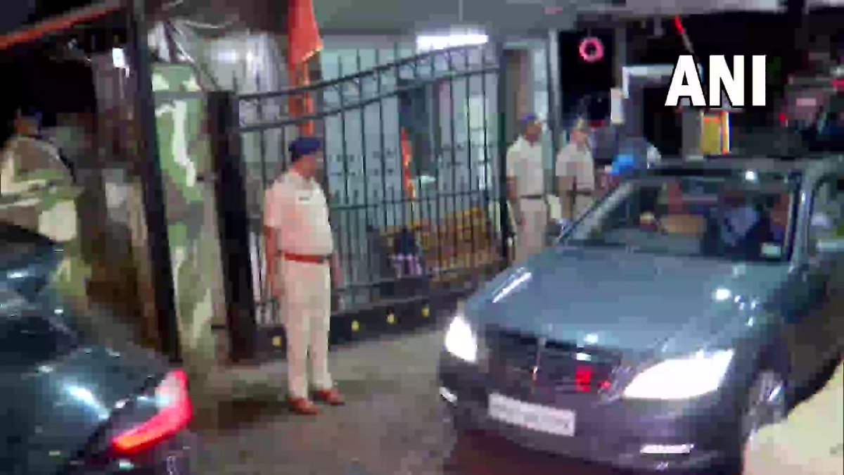 #WATCH Mumbai | Uddhav Thackeray leaves from his residence Matoshree as he drive…