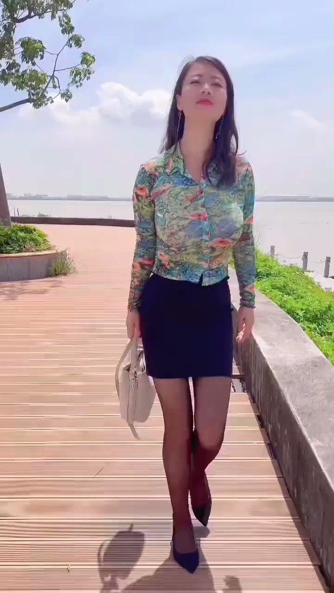 承受不了这两颗的重量，有没有弟弟帮忙拖着 #御姐 #巨乳