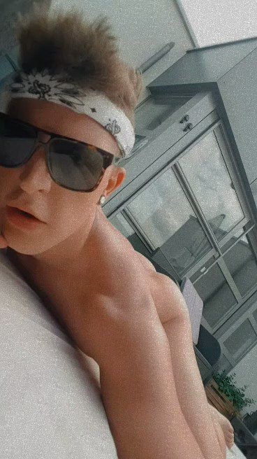Tanning my back ??? https://t.co/wveo4L7Vtd ??? @purelygayporn  @boyzspace @MeBU1978 @CuteHotBoys @FrenchGaymer