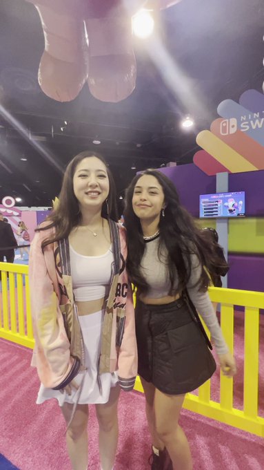 GLIZZY GORLS AT VIDCON 😄 streaming right now and playing @FallGuys with the roomies!

🌭https://t.co/0e3xBSXNSH