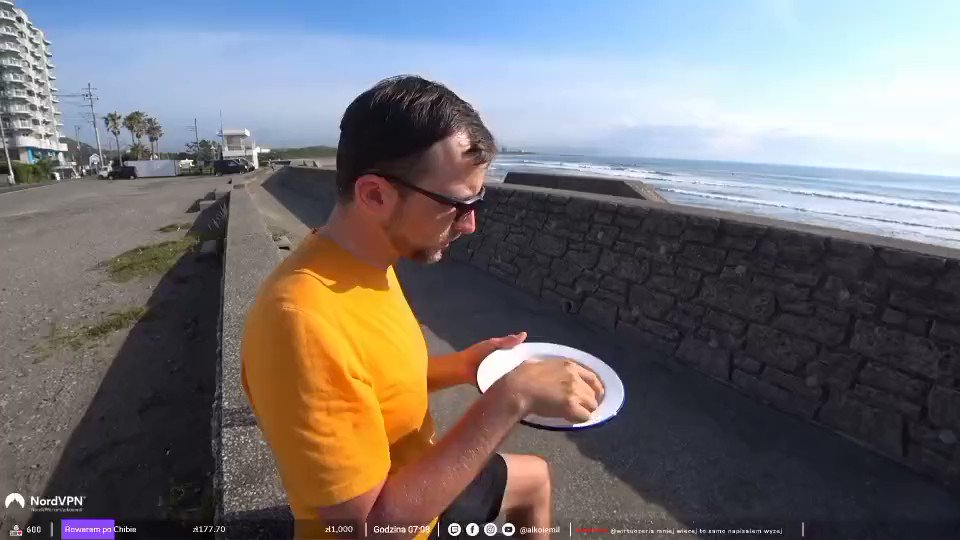 「海辺で食べ物を口にするのはやめた方が良い」と教えてくれる動画。