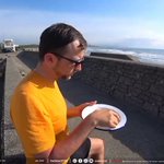 「海辺で食べ物を口にするのはやめた方が良い」と教えてくれる動画。