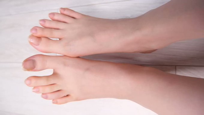 小指を薬指に乗せるの右足しかできないと思っていたけど、左足もできた！！🥳嬉しい！！！

#足フェチ #足指 #footfetish #feet #longtoes https://t.co/7Q6tm
