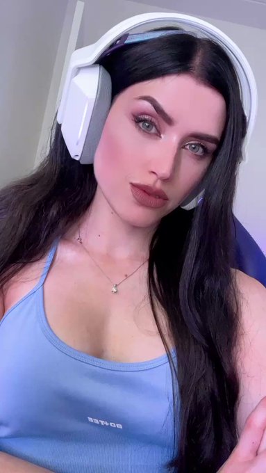 Thank you so much to everyone who stopped by my stream tonight, you guys are the best ? https://t.co