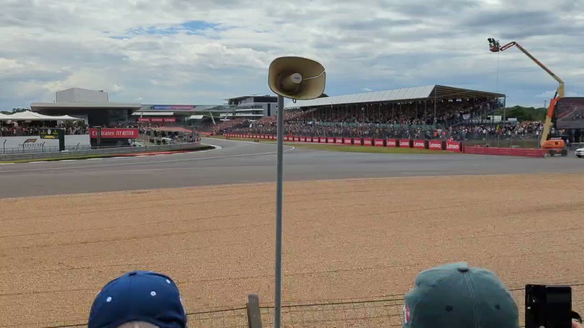 シルバーストーンの客席のフェンス、かなり低く見えてしまうけど飛び越えたりしないですよね。 