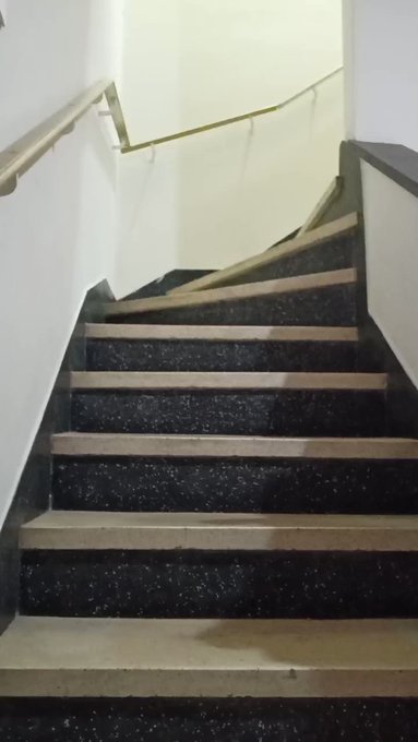 The right way to go upstairs https://t.co/17VFjL4dVY