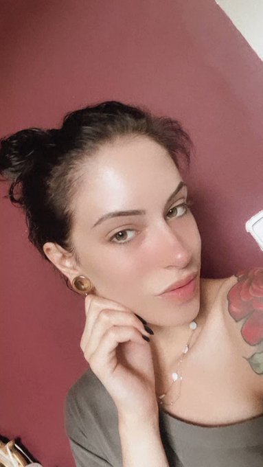 Have been neglecting my brows lately, but it feels so good to reshape them again. I feel reborn. 😅💕 https://t<a href="/tag/pinkiesout"class="tags"><span>&#35;pinkiesout</span></a>