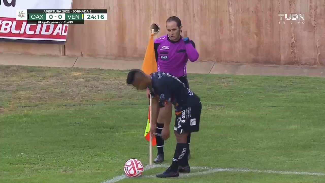 #NoTeLoPierdas

¡Atajada!

Gran reacción de Rafael Ramírez-@venadosfc para evitar el tanto de @AlebrijesOaxaca.

El partido se mantiene 0-0”