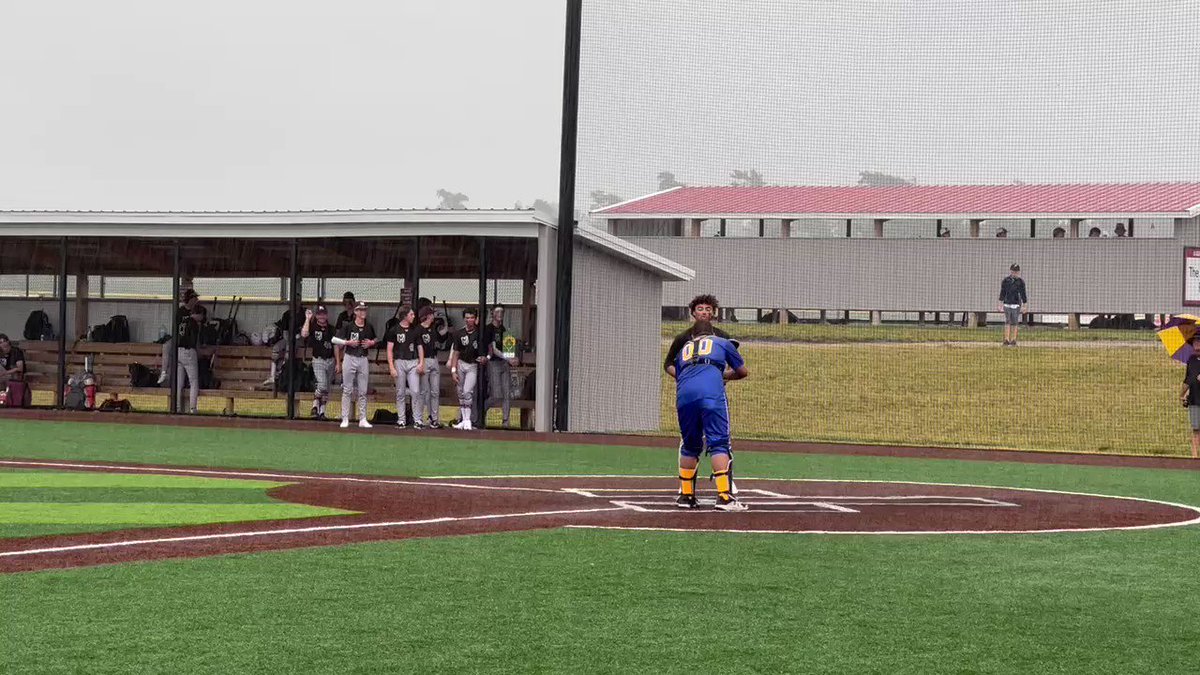 Rain delay for Electric Baseball @IowaPG @ProspectMeadows Optimist Field playing Mash 17U Minnesota. Next first pitch @ 1:30 pm. @AlonzoRod_19 on mound @NZambole at the dish. Weather has been tough but communication from @PerfectGameUSA has been GREAT! Rocks Paper Scissor Wars! https://t.co/z5rhTIPC0W