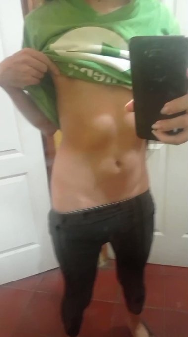Tummy posting :3 ? https://t.co/su38fwRWXj