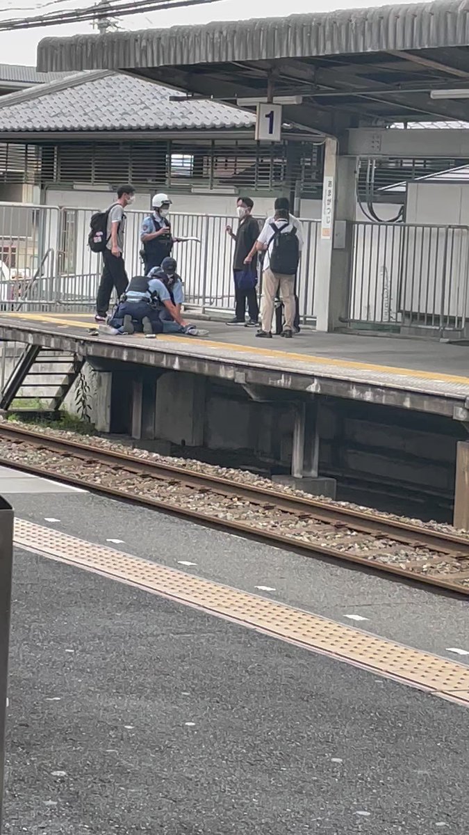 車内トラブル 近鉄橿原線 近鉄電車 尼ヶ辻駅に警察出動 大和西大寺駅で乗ってきた男性が暴れて尼ヶ辻駅で警察に取り押さえられてる模様 まとめダネ