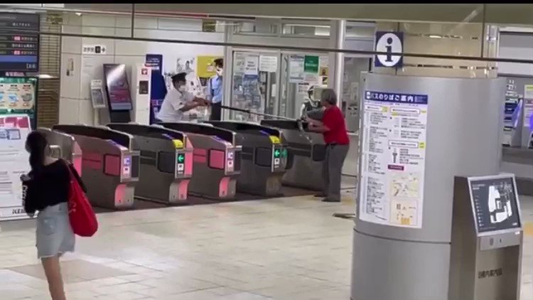京王八王子駅に、鎌を持ったおじさん まさに「鎌じい」が出現。