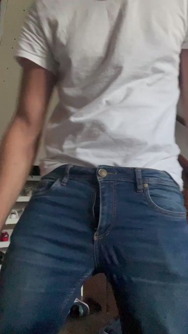Daddy is horny after work , who want to help?! ?? https://t.co/5tbgzGzAZU