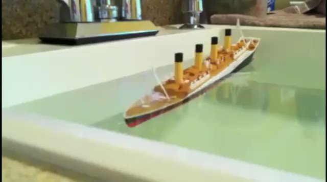 fax pala Acelerar Kohan🏛 (kohan@c.im en Mastodon) on Twitter: "Un juguete del Titanic que se  hunde *exactamente* igual que el de verdad https://t.co/BZUZvJVo7Q" /  Twitter