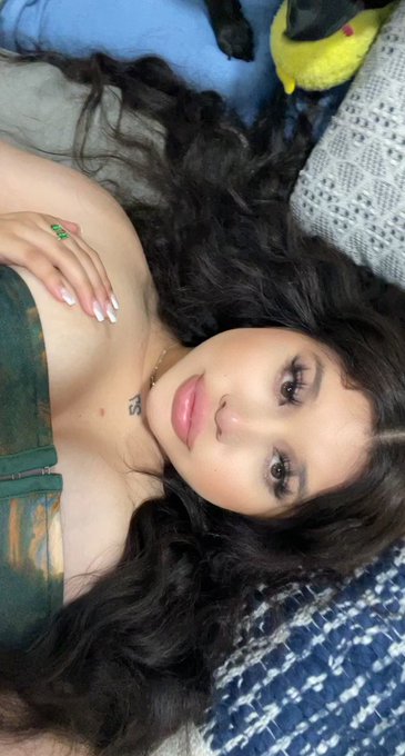 When you're trying to be a thot but your dog just wants you to play with her ??‍♀️ https://t.co/XoVU