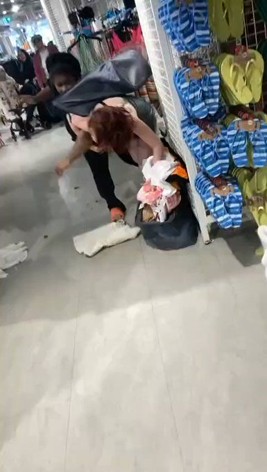 AH FUCK NO SHORTY DON SHIT HA SELF MID FIGHT 🤣🤣🤣🫵🏾🫵🏾🫵🏾🫵🏾 https://t.co/j5cJvaMHlD
