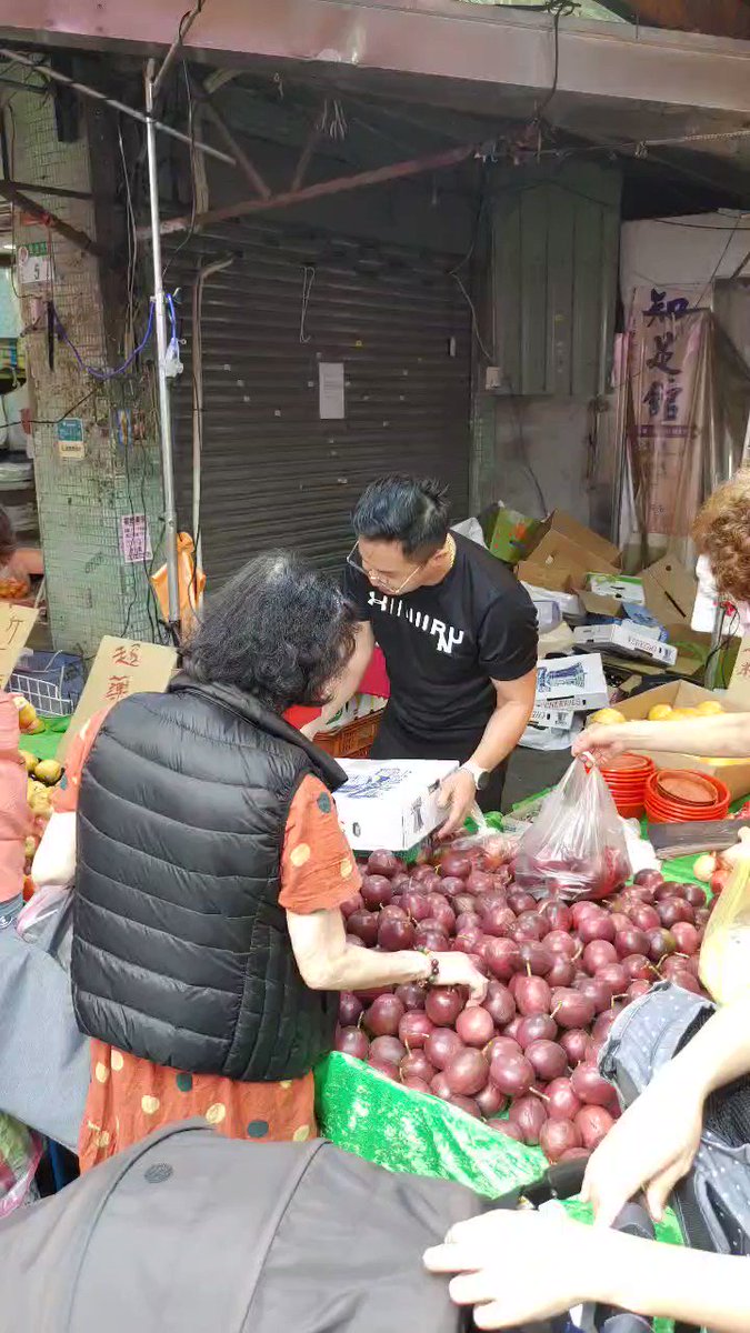 ★看「雙連朝市」完整影片：https://t.co/POdFh0WxnQ 雙連朝市的水果銷售情景👍 Shuanglian Morning Market (Zhongshan, Taipei)