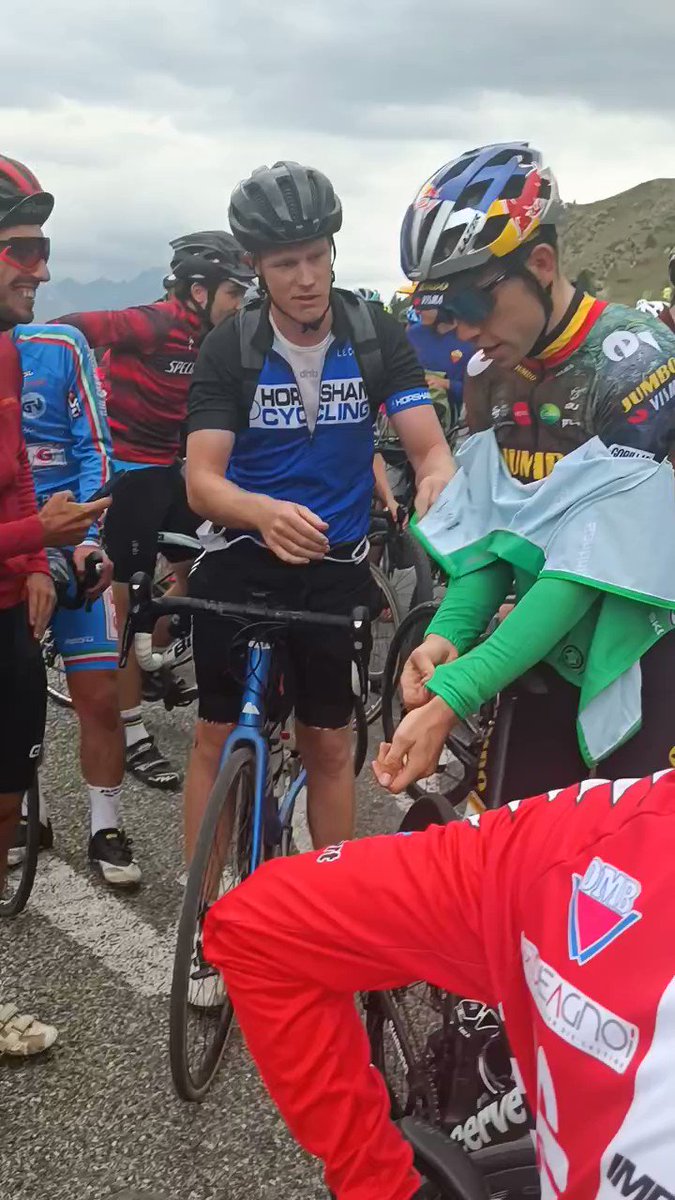 Van Aert gives green jersey to fan who loaned him pump at Tour | Video