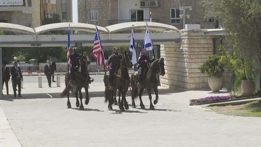 فيما يشق موكب الرئيس الامريكي بايدن @POTUS طريقه الى مقر رؤساء إسرائيل في هذه الاثناء حيث
