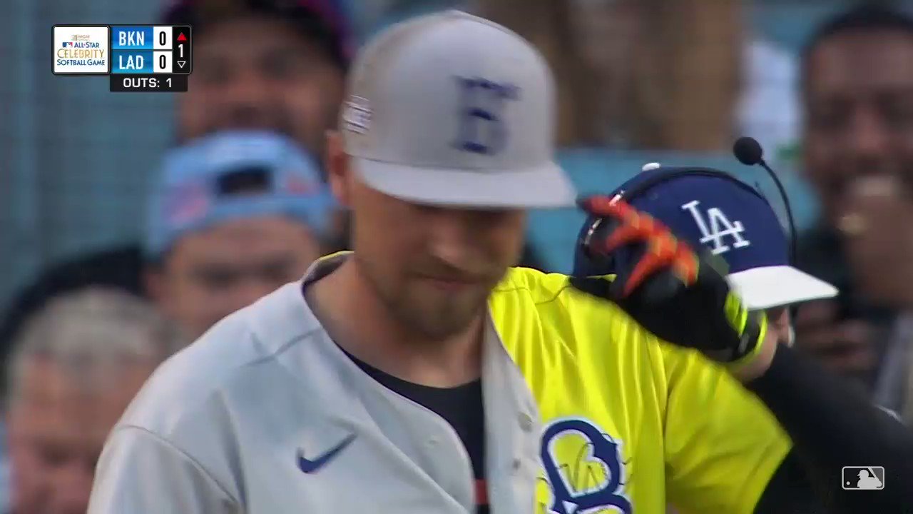 FOX Sports: MLB on X: Hunter Pence hit a BOMB at Dodger Stadium during the  Celebrity Softball Game, and then showed everyone his Giants shirt under  his jersey 😆 (via @SFGiants)  /