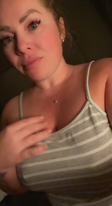 Bed time cleavage 😜 https://t.co/gng3wyy84d