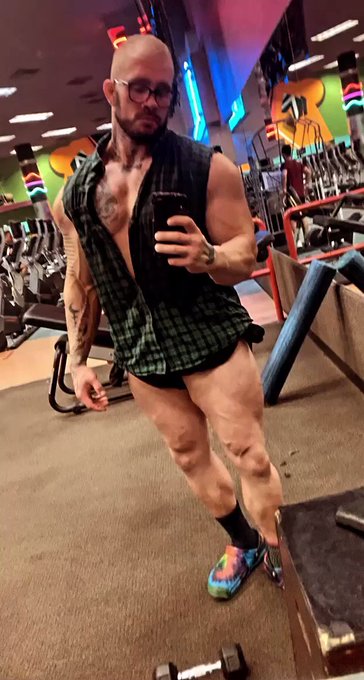 310lb 6ft1 mega athlete martian nympho pansexual incubus working on QUADZ today. Legs are my favorite