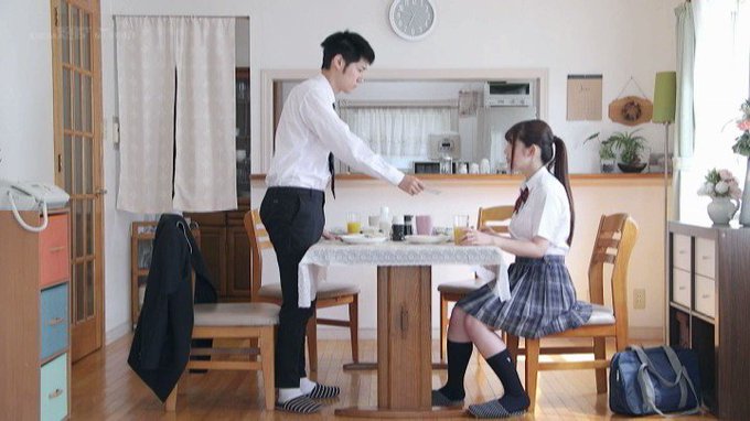 小さい頃に、妹にもらった「キス券」を未だに使い続けるお兄ちゃんです。

成熟し切った妹にベロチューとか変態お兄ちゃんすぎます。

 https://t.co/Obh7xsVKoL