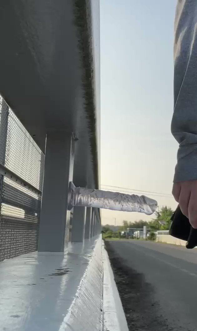 こんな公共の場で堂々とディルドオナニーする裏垢女子w

最高やん､､､

 https://t.co/f3PNf0zck6