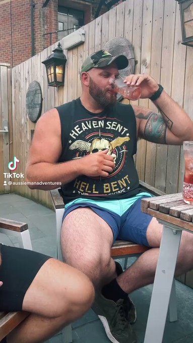 When ya mate shows you up ??

#gaybearsofinstagram #gaybeardedmen #gaybearded #gayhairymen #gaydaddy
