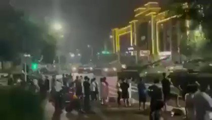 China deploys TANKS in the streets to prevent citizens from withdrawing their money from banks amid collapsing financial system FHupgFiYp0Wujpnc