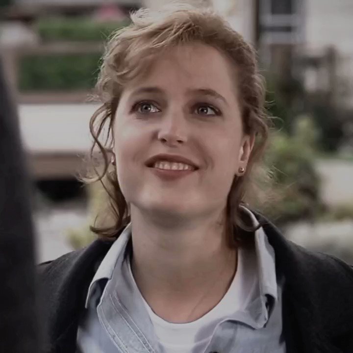ITS INTERNACIONAL DANA SCULLY DAY?? HAPPY BIRTHDAY BOOBEAR 
