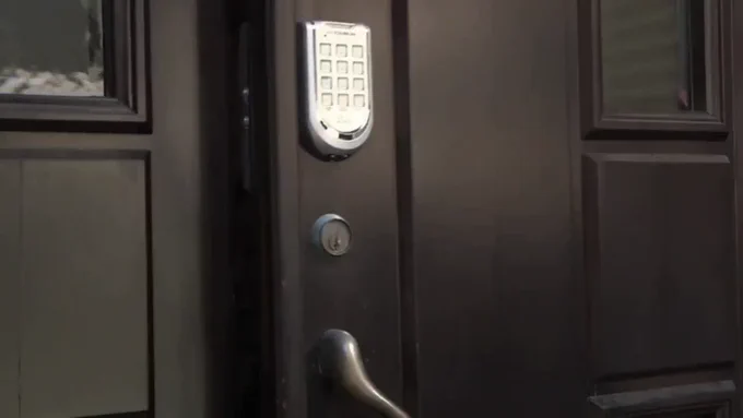 伊東真緒 義父と三年前から出来ている嫁・愛子。義父は息子にも嫉妬を覚え、嫁を自分の物にしたいと思っていた。2人の間には姑と旦那がいる。果たしてこの禁断の恋の行方は…。