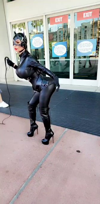 Outside of the San Diego Comic-Con, @Comic_Con People asking me to pose for pictures. So much fun, met