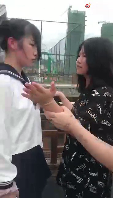 🌟校园暴力🌟 - jk妹妹被带到天台扇耳光，一个女生不敢扇还被社会姐牵着手扇，主页进群看完整视频 #校园暴力 #校园霸凌 #校园欺凌 #女生打架 #女虐女