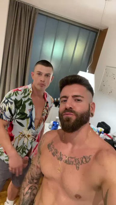 Playing peekaboo with sexy @RuslanAngelo 😈😂😋
#gayporn #gaysex #gaybarcelona https://t.co/tUAX68o8fe