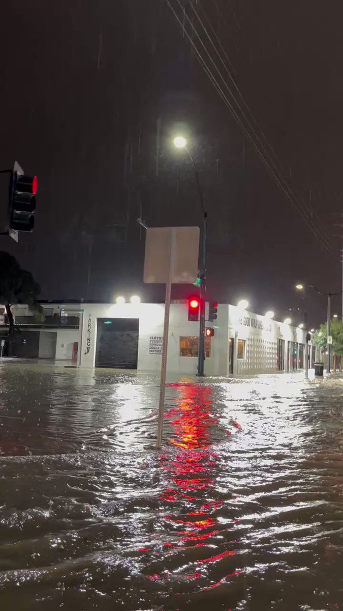 Monsoon Storm Floods Las Vegas Desert Overnight Leaving Casinos And Airports Underwater FDpEaYOdTVtG0ieS