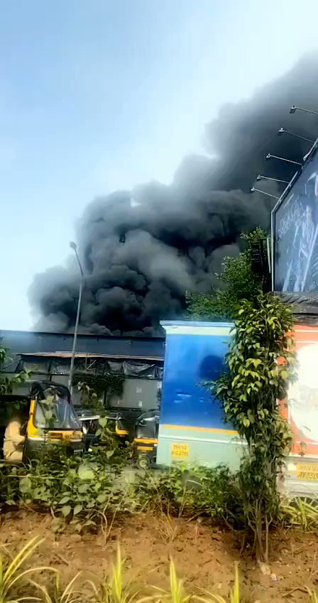 Massive fire at Andheri West. Stay safe peeps.

#andheri #Mumbai #fire @AndheriCitizens @Mirchimumbai https://t.co/s18zPAv87O