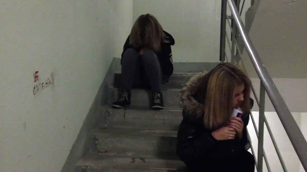 Пьяная девушка на лестнице