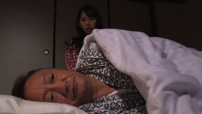 義父に間男との不倫セックスを覗かれてしまい激怒された嫁。
どうにかして、許してもうらうため、嫁は義父の寝室へ…。
そして口止めの代わりに、自らのカラダを差し出すのであった…。
しかし、義父の衰えているはずの肉棒に嫁の理性は崩壊していく…。 https://t.co/FZZ4ggFZOH