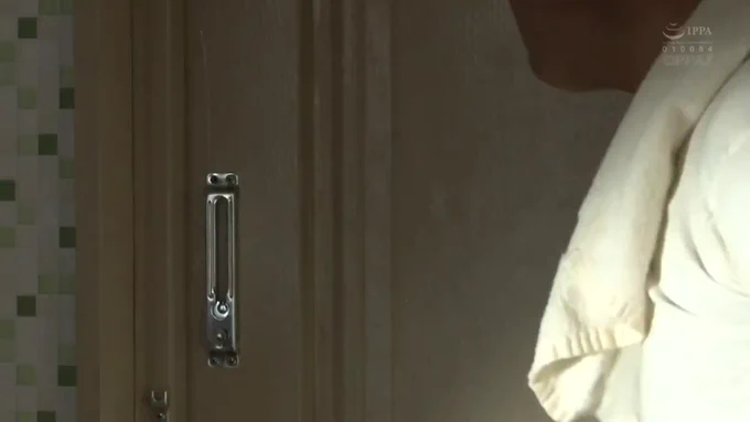 楪カレン 彼氏との同棲生活がスタートするはずだった…。だが、隣家の溢れる大量のゴミ。異臭を放つので片づけるようにお願いに行が…コドおじ性欲モンスターが現れ、彼女は部屋に連れ込まれ、嗅いだことの無い悪臭に身体の自由がきかない状態で襲われ、長い間洗ってない汚チンを無理やり生で挿入されてしまう。