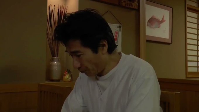 とある居酒屋で働く女。
ある日、居酒屋に金貸屋の取り立てが来た。店主も困った様子。
しかし彼女にはどうすこともできない。金貸屋は言う。「あなたは他人でから関係ない。」だが女は「この店主に恩義があるため逃げない」と。
金貸屋は女に狙いを定め、こう言い放つ「義理の返し方教えてあげます」 https://t.co/gGRXLJPZiu