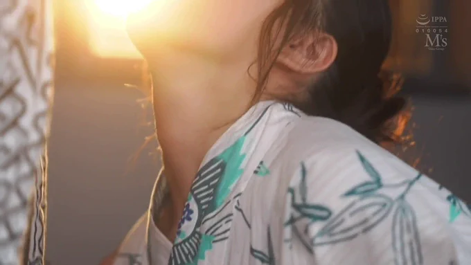 根尾あかり 夏祭りの終わりに彼女は浴衣姿のままﾌｪ○ﾁｵをする。年に数回しか会えない彼女に。 彼女は僕の全てを愛し許すようにﾌｪ○ﾁｵをする。 僕はそんな彼女を愛おしく思いながら彼女の顔にｼｬ○ｲする。 僕たちはそうすることによってのみ失った時間を取り戻せるのかもしれない。