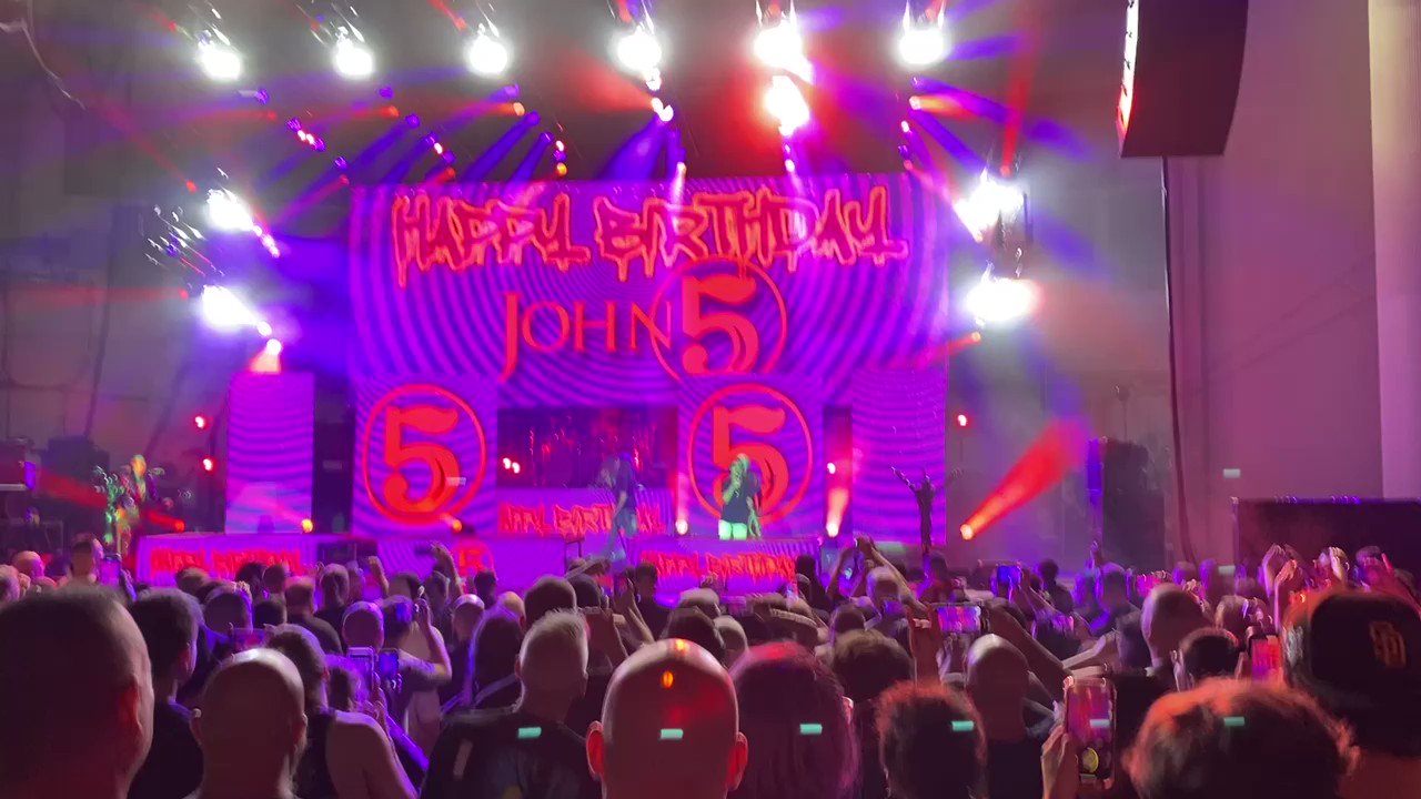 Legendary KISS drummer Peter Criss sings Happy Birthday to John 5 last night in NJ! 