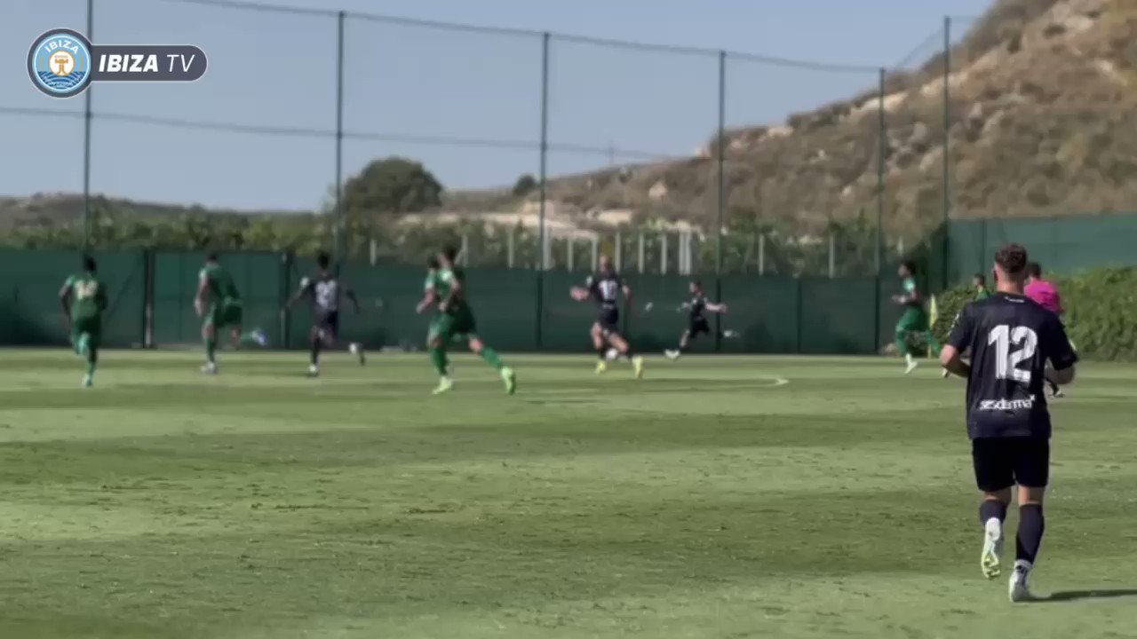 🎥 ¡Así fue el primer gol de @dariopoveda9 con la camiseta de la UD Ibiza!

#VamosIbiza 💙 #IbizaElche”