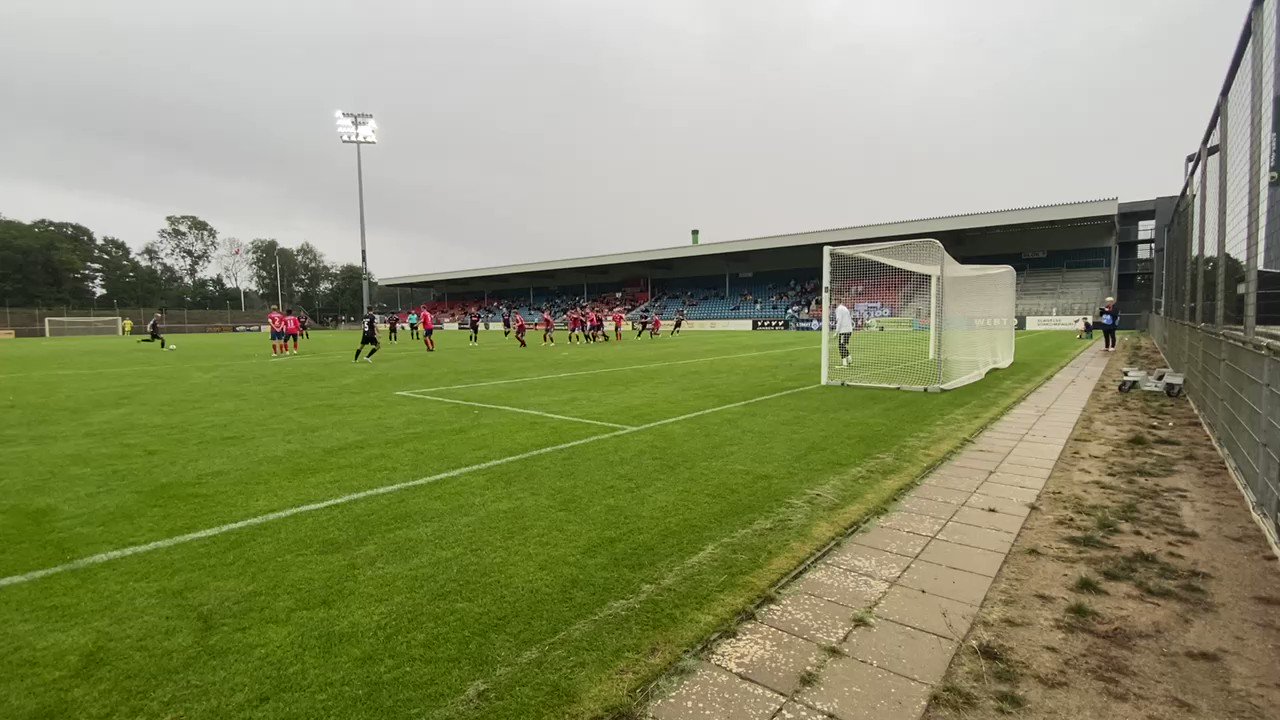 64. min: Dal Hende bruger brystkassen til at gøre det til 3-0.”