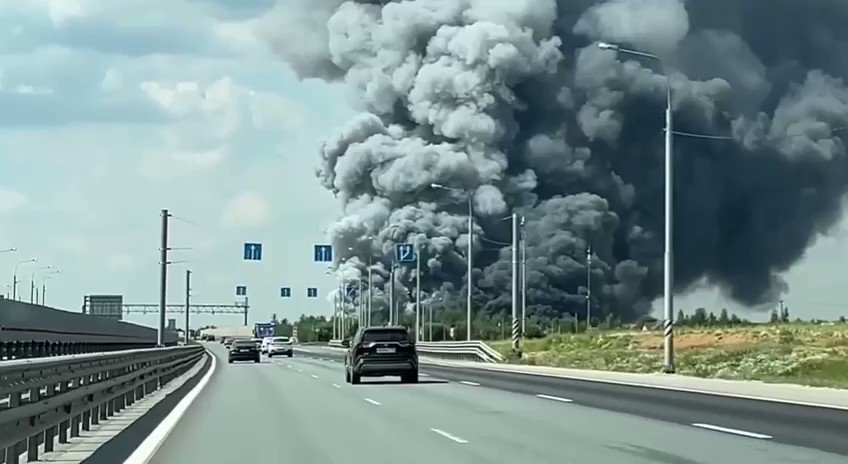 RT @igorsushko: Online marketplace OZON warehouse on fire on the outskirts of Moscow. https://t.co/NTIee0Wdot
