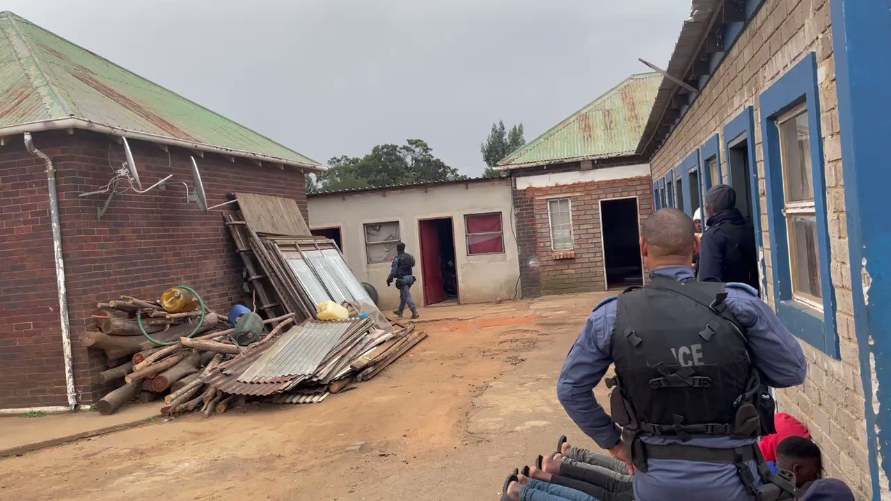 Rakgadi🌸 on Twitter "Krugersdorp Police have been asking these men