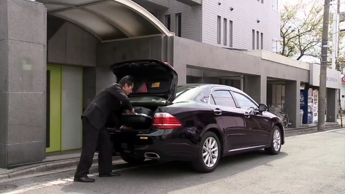 出張前夜、妻の体を堪能した主。運転手が準備した車に乗り仕事へ出掛ける。それを見送る妻…。
一方、車の向かった先は、仕事先ではなく愛人の下…。愛人を車に乗せ向かった先はホテル。部屋に入るなり抑えきれない性欲をぶつける。
だが、秘密の逢瀬を楽しむ特権は何も男だけではないのが世の常…。 https://t.co/Y1IAkc7zHK