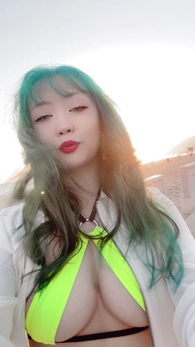 beachy time! ☀️ https://t.co/qDBiTXccLV