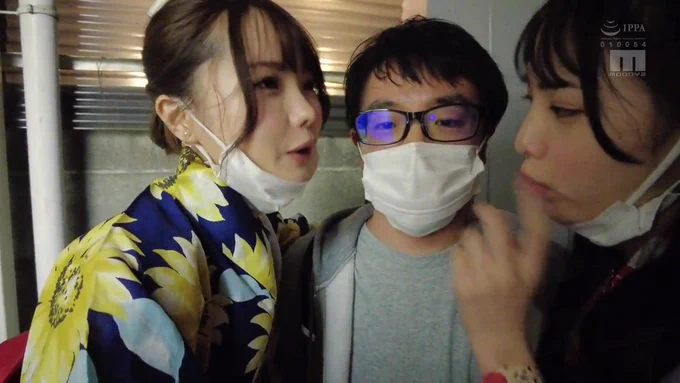 祭りの帰り 彼女たちはｺﾝﾋﾞﾆの駐車場で僕をからかうようにｷｽをする。僕を試すように。 僕は彼女たちに連れられ浴衣姿のままｴﾁｴﾁする。ひと夏の夜のほのかに甘い思い出として。